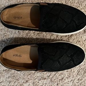 OluKai Lae’Ahi Black Snake Print